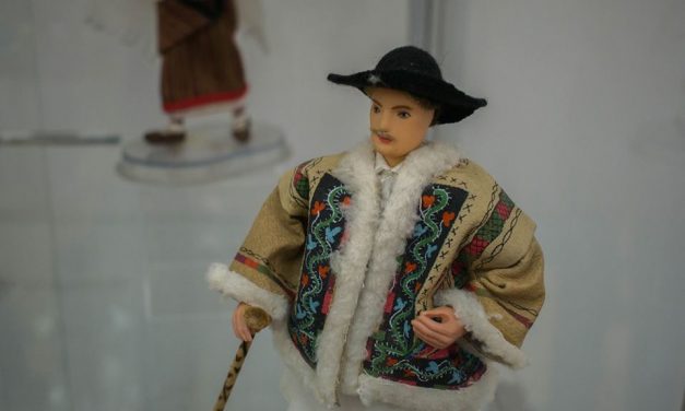 Expoziţie de păpuşi în miniatură la Muzeul Judeţean Olt (Slatina)